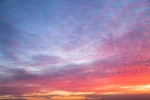 Pôr-do-sol colorido no céu — Fotografia de Stock