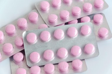 Beyaz arka plan üzerinde hafif pembe tıp 