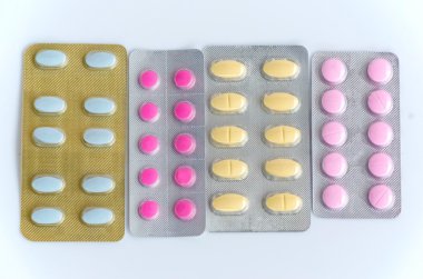 Beyaz arka plan üzerinde renkli pastel tıp 