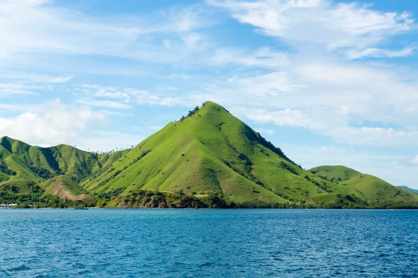 Groene heuvels in de Oceaan — Stockfoto