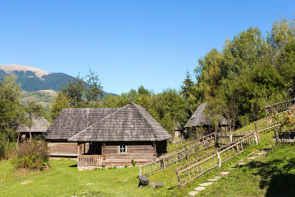 Gamla trähus i Karpaterna — Stockfoto