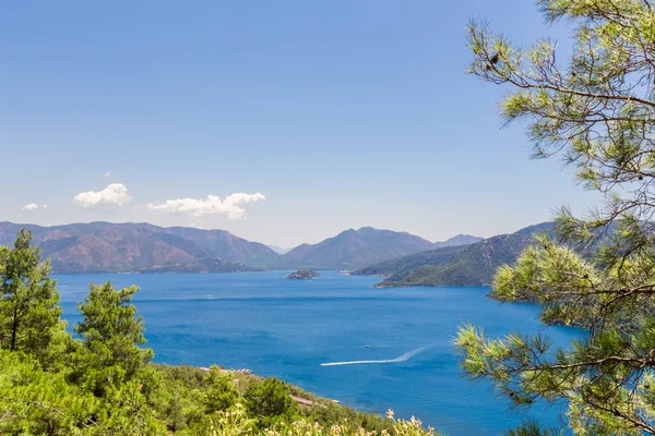 Prachtige baai in de Egeïsche zee met blauwe water en pine bomen in de bergen — Stockfoto