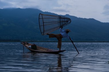 tuzak balıkçı bir teknede Myanmar Inle Gölü ile
