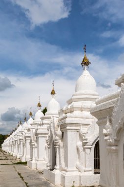 Beyaz Budist stupa tapınağın Myanmar