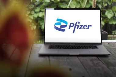 Pfizer logosu bir MacBook Pro ekranında, küresel sağlık, tıp ve ilaç teknolojisini temsil ediyor..