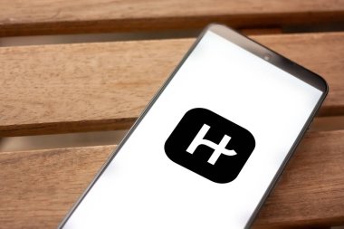 Android akıllı telefon ekranında gösterilen menteşe randevu uygulaması, modern online randevu, ilişkiler ve dijital sosyal bağlantıyı temsil ediyor.