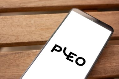 Android akıllı telefon ekranında şirket harcamaları, ödemeleri ve iş harcamalarını yönetmek için modern bir fintech platformunu temsil eden pleo logosu görülüyor..