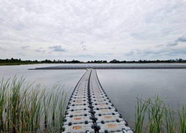 Yüzen Fotovoltaik Güneş Bitkileri: Yüzen Güneş PV Sistemi 'nin ana geçidi.