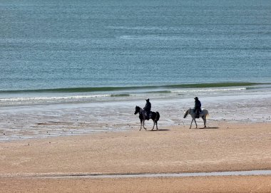 Sahilde ata binen iki kişinin bakış açısı..