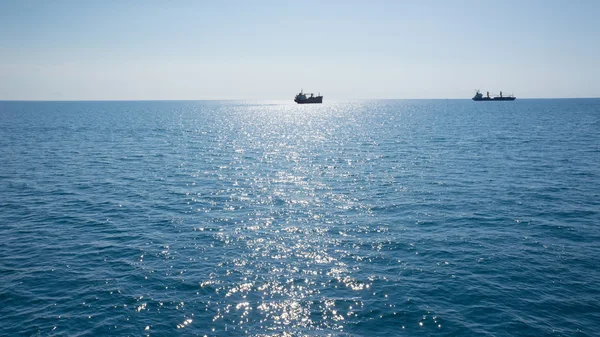 地平線上に 2 隻の船と青い海 — ストック写真