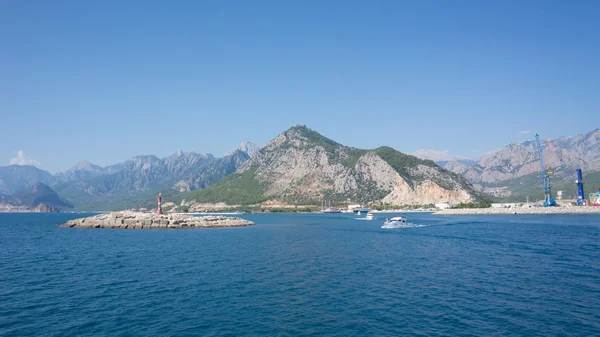 Mar Mediterraneo e montagne, porto di Antalya, Turchia — Foto Stock
