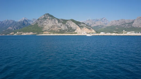 Mar Mediterraneo e montagne, porto di Antalya, Turchia — Foto Stock