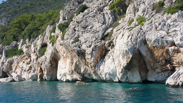 Alta roccia e mare blu, vista, Antalya, Turchia — Foto Stock