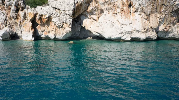 Alta roccia e mare blu, vista, Antalya, Turchia — Foto Stock