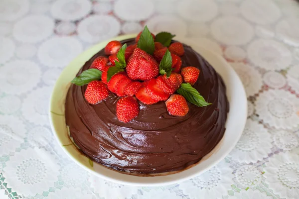 Pastel de chocolate decorado con fresas en plato blanco — Foto de Stock