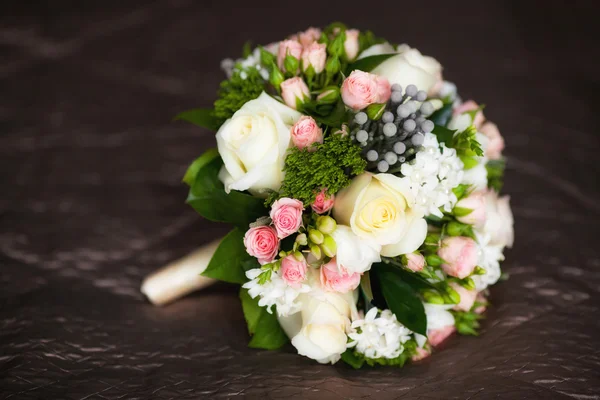 Primo piano di bel bouquet da sposa su sfondo scuro — Foto Stock