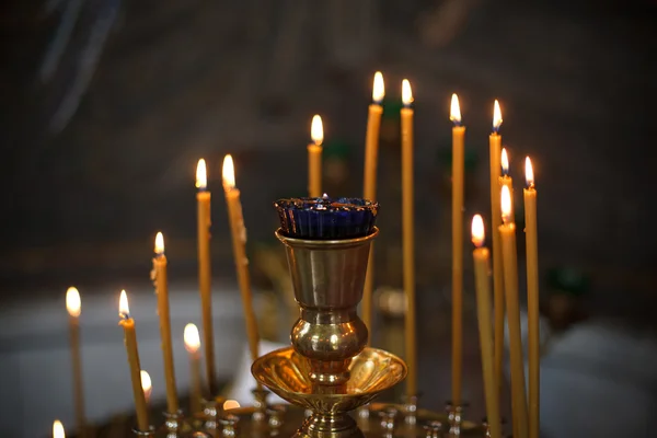 Lighting yellow candles in Orthodox Church in Russia — Stock Photo, Image