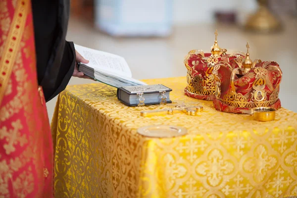 Orthodox Church wedding paraphernalia on table - cross, bible and crowns — Stock Photo, Image