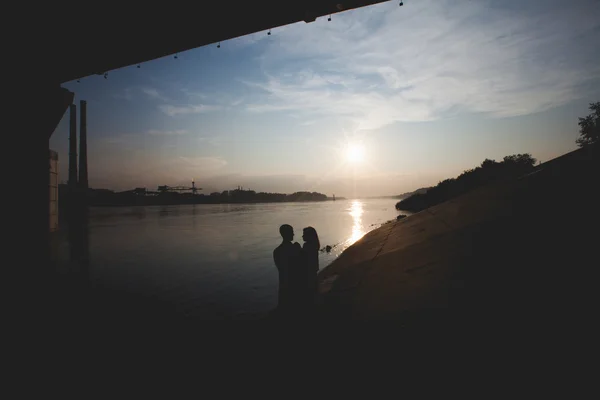 Романтические силуэты пары против закатного неба — стоковое фото