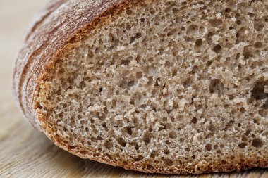 Taze çavdar ekmeği rustik ahşap bir masa üzerinde kapat