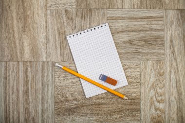Kurşun kalem ve silgi Not defteriyle ahşap doku