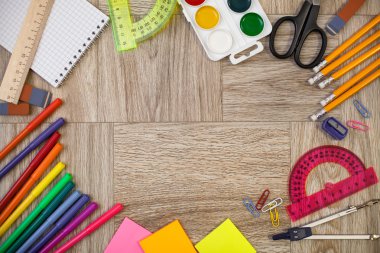 Resepsiyon, birden çok ofis malzemeleri ile kaplı. Geri okul kompozisyon için