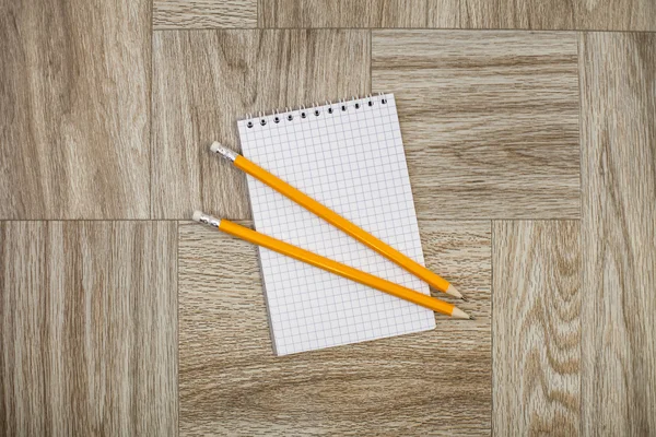 Anteckningsbok med penna på en trä textur — Stockfoto