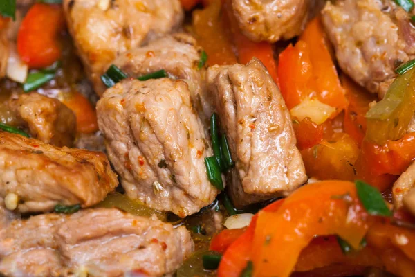 Homemade fried pork with sweet peppers closeup — Stock Photo, Image