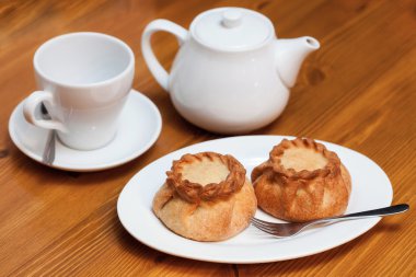 Ahşap masa üzerinde iki pasties doldurulmuş et yakın çekim