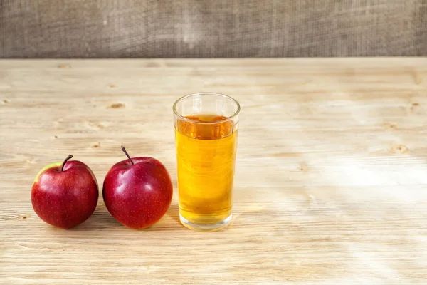 Glass of apple juice on wooden background, copyspace — Stock Photo, Image