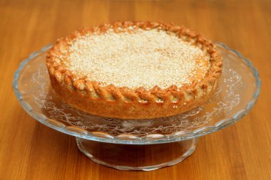 Susam üzerinde bir kase ile pişmiş et pasta