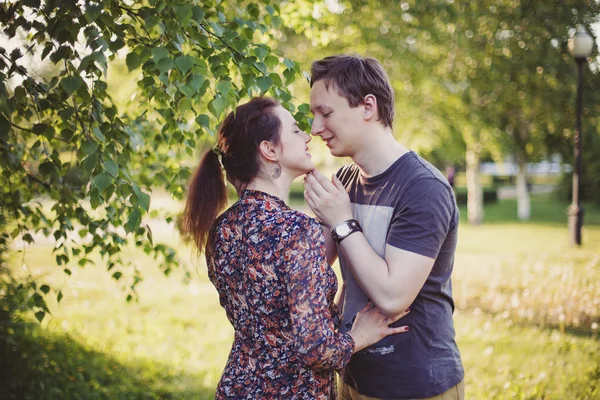 Couple heureux amoureux marchant dans le parc — Photo