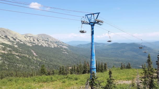 Sedačková lanovka, pohled z vysoké hory, letní krajina — Stock video