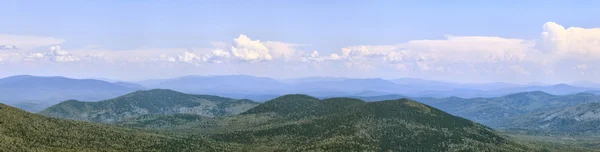 Panoramatický výhled z vrcholu hory — Stock fotografie