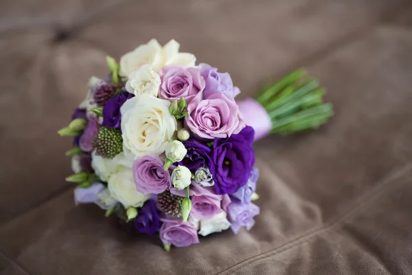 Primo piano di bel bouquet da sposa su sfondo beige — Foto Stock