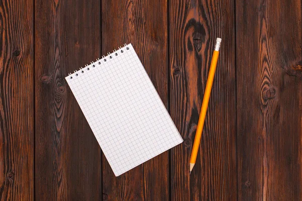 Tom anteckningsbok och penna på en trä bakgrund — Stockfoto