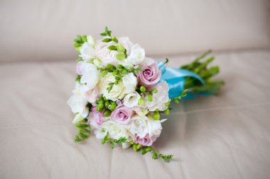 Güzel düğün buketi beyaz zemin üzerine, yakın çekim