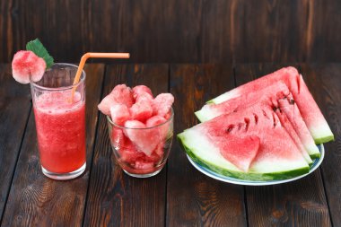 Dilimler ve karpuz güler yüzlü, ahşap arka plan cam plaka