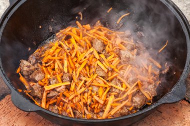 Pilav, pilav, plov, pirinç ile tavada et. Pişirme işlemi