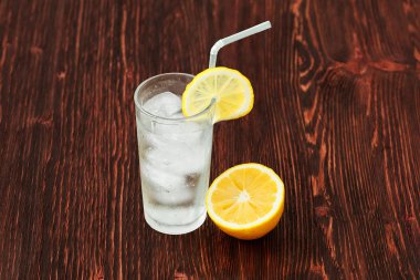Cam buz, ahşap arka plan üzerinde kokteyl ile taze limonata