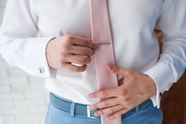 Mann im weißen Hemd zieht Krawattenclip an — Stockfoto