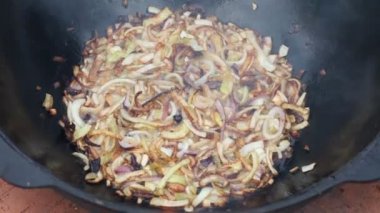 Pilav, pilav, plov, pirinç ile tavada et. Pişirme işlemi