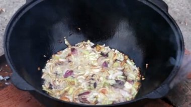 Pilav, pilav, plov, pirinç ile tavada et. Pişirme işlemi