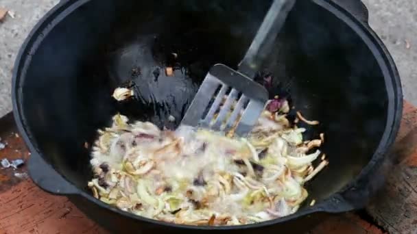 Pilaf, pilaw, plov, Reis mit Fleisch in der Pfanne. Kochprozess — Stockvideo