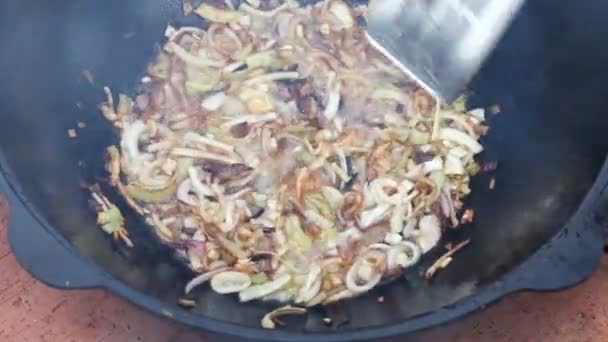Pilaf, pilaw, plov, Reis mit Fleisch in der Pfanne. Kochprozess — Stockvideo