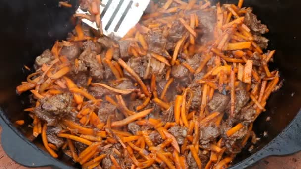 Pilaf, pilaw, plov, Reis mit Fleisch in der Pfanne. Kochprozess — Stockvideo