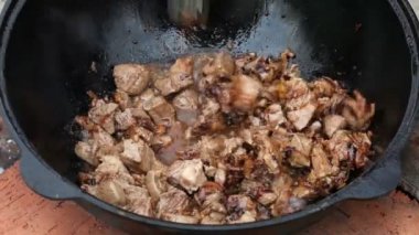 Pilav, pilav, plov, pirinç ile tavada et. Pişirme işlemi
