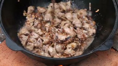 Pilav, pilav, plov, pirinç ile tavada et. Pişirme işlemi