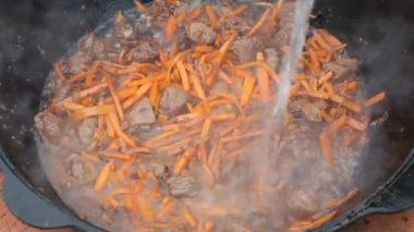 Pilav, pilav, plov, pirinç ile tavada et. Pişirme işlemi