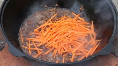 Pilav, pilav, plov, pirinç ile tavada et. Pişirme işlemi